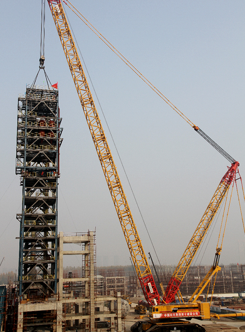 履帶吊在武漢建設(shè)80萬噸乙烯項(xiàng)目