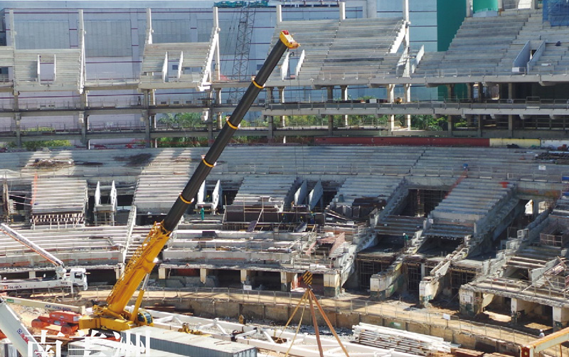 汽車(chē)起重機(jī)在巴西圣保羅參與世界杯足球場(chǎng)館建設(shè)