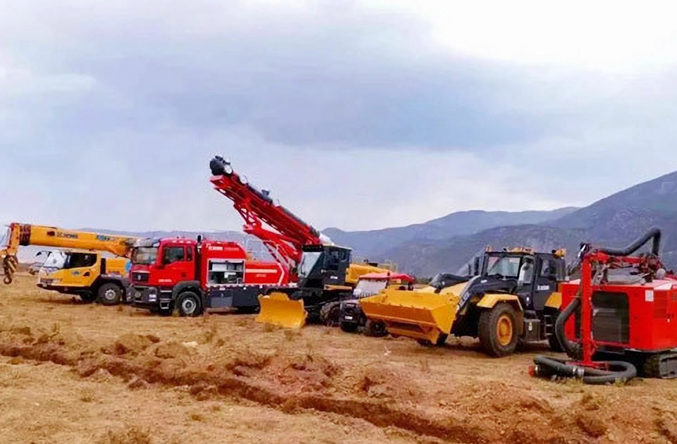 徐工參與空地聯(lián)合營救滅火、“孤島”救援、堰塞湖險(xiǎn)情處置等實(shí)戰(zhàn)演練。