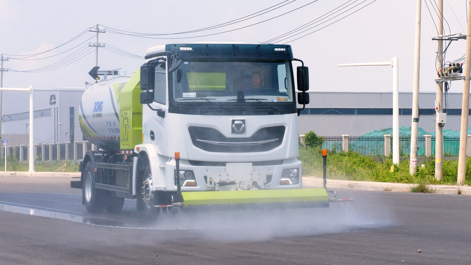 徐工純電動高壓清洗車在徐州月皓路全面清洗